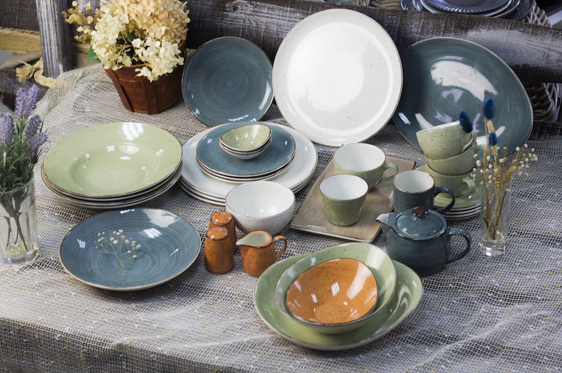 Посуды бывает много. Домашней — мало. Как выбрать ту, что создаёт уют, а не просто стоит на полке